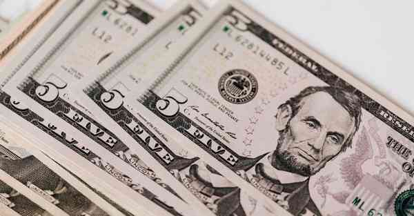 人工智能机器人和人谈恋爱