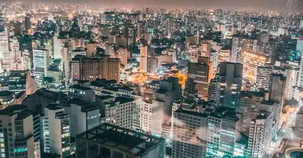 人工智能机器人和人谈恋爱