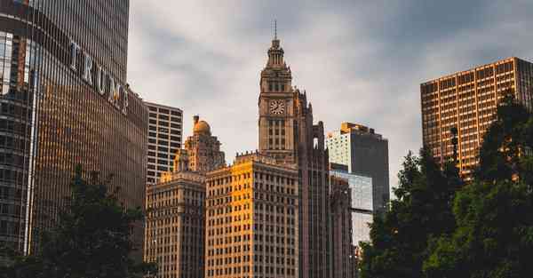 人工智能机器人和人谈恋爱