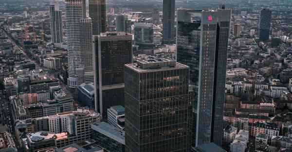 人工智能机器人和人谈恋爱